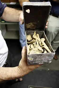 Mittelalterliches Bleigefäß mit Gebein (Reliquien) aus der Klosterkirche Groß St. Martin