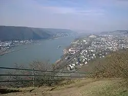 Blick von der Rheinbrohler Ley auf Rheinbrohl und Bad Hönningen (gegenüber der Hafen von Brohl-Lützing, Burg Rheineck und Bad Breisig)