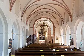 Mittelschiff mit Kreuzrippengewölbe und Pfeilerarkaden, Blick auf den Chor