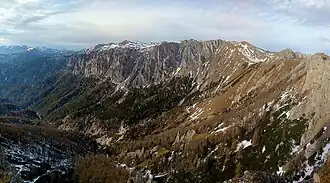 Blick von der Windgrube (Aflenzer Bürgeralm) nach Nordwesten über den Endriegelgraben auf die Südseite der Mitteralm, rechts der Zlackensattel
