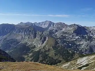Blick von der Mitteralm nach Westen über die Fölzalm auf den Nordteil der Karalm. Der Karlhochkogel ist der pyramidenförmige Gipfel links, mittig der Hochschwab, rechts unten der Fölzsattel.