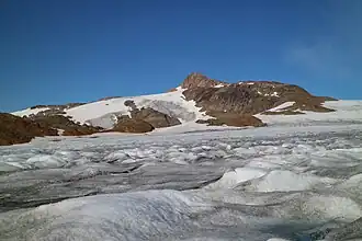Nunatak über dem Gletscher