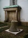 Denkmal Erster Weltkrieg und mittlere Glocke von 1956 am Eingang