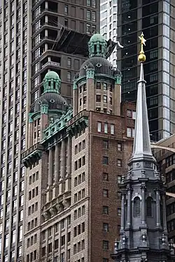 Park Row Building mit 25&nbsp;Park Row (hinten links), 5 Beekman (hinten rechts), und St.&nbsp;Paul’s Chapel (vorn)