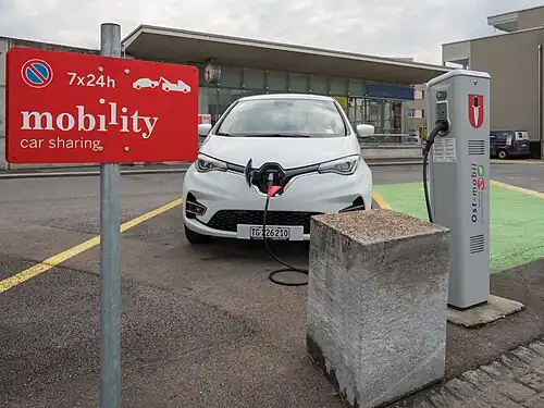 Nicht alle Fahrzeuge sind rot, z.&nbsp;B. das Modell Renault Zoe.