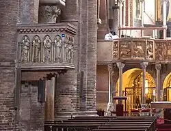Kanzel (vorn links, 1322) und Ambo (rechts dahinter, spätes 12.&nbsp;Jh.) im Duomo di Modena