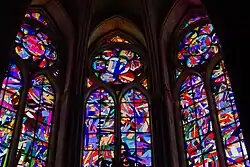 Glasfenster des Künstlers Imi Knoebel in der Apsis (2011)