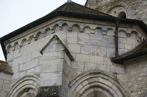 Bogenfries des Chors mit Kopffiguren