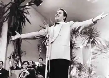 Modugno durante l’esibizione al Festival di sanremo del 1958