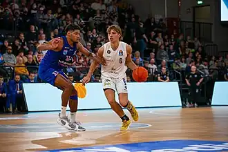 Leif Möller im Trikot der Hamburg Towers (Gegenspieler Kostja Mushidi)