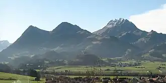 Moléson aus Nordosten (rechts) mit La Vudalla und Le Vanil Blanc links, im Tal der Schlosshügel von Gruyères.