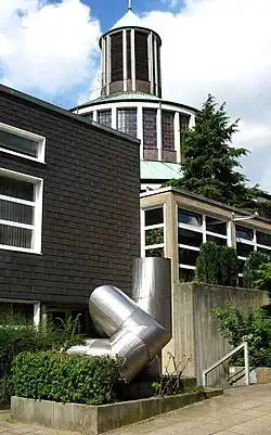 Auferstehungskirche mit Skulptur von Friedrich Gräsel