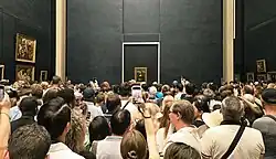 Besucher vor Leonardo da Vincis Mona Lisa