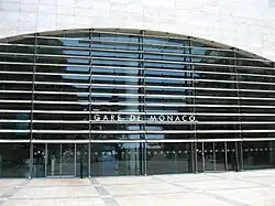 Eingang des Bahnhofsgebäudes