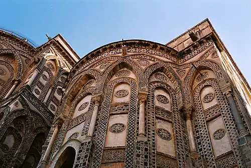 Außenansicht der linken Seitenapsis