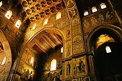 Blick ins nördliche Querschiff