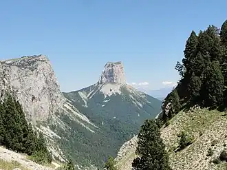 Der Mont Aiguille von Südwesten vom Pas de l’Aiguille gesehen