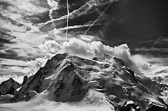 Mont Blanc du Tacul (Mitte links) und Mont Maudit (Mitte rechts) von der Aiguille du Midi aus gesehen