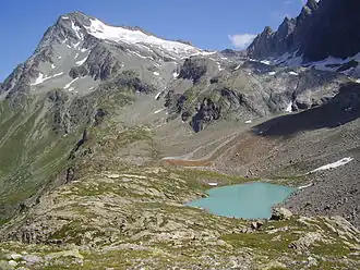Südwestseite mit dem Glacier du Mont Gelé vom Regondi Biwak aus, im Vordergrund der Lac de la Besèya (2513&nbsp;m&nbsp;s.l.m.)
