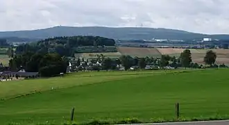 Blick über Vielbach am Lanzenberg (vorne) hinweg nach Süden zur Montabaurer Höhe mit dem Köppel (links) und der Alarmstange