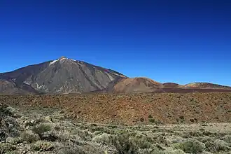 Montaña Blanca in der Bildmitte, links der Pico del Teide