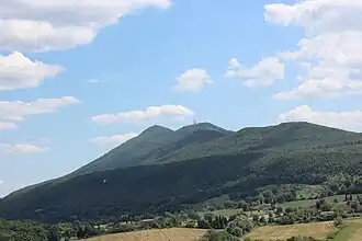 Der Monte Cetona von Sarteano (Norden) aus gesehen (links das Gipfelkreuz, rechts der Poggio Restone mit der Antennenanlage)