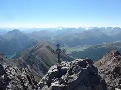 Gipfelkreuz und Blick nach Südosten nach Livigno.