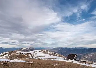 Blick vom Gipfel Richtung Norden mit dem Rifugio Altissimo und der Assunta-Kapelle