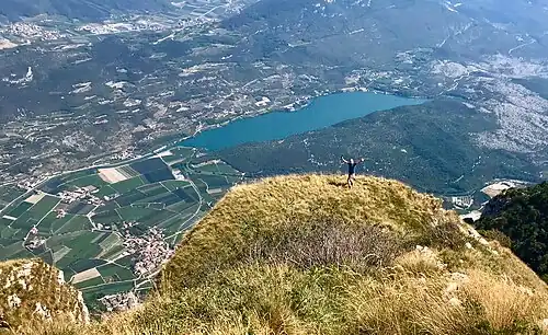 Blick vom Gipfel des Monte Casale zum Lago di Cavedine und auf das Bergsturzgebiet der Marocche