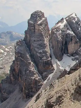 Die Nordseite des Fanesturms mit der Mörserscharte links und der Fanesturmscharte rechts