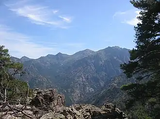 Monte Corona (Bildmitte) und Capu Ladroncellu (rechts)