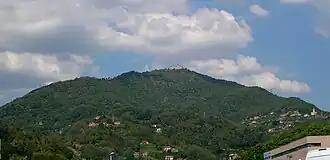 Blick von Ceranesi auf den Monte Figogna