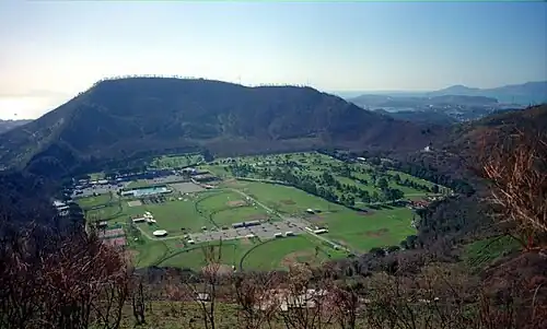 Campiglione-Krater mit dem Carney-Park, dahinter der südliche Kraterrand mit dem Monte Barbaro