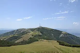Blick vom Süden auf den Monte Nerone; am Gipfel die Sendeanlagen