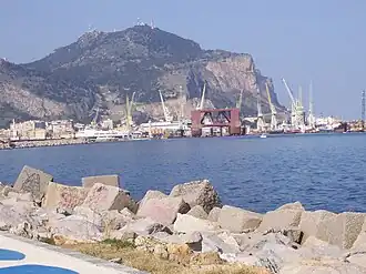 Der Monte Pellegrino mit dem Hafen von Palermo