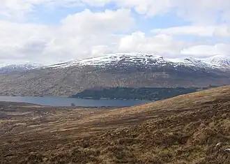 Blick vom Nordwestgrat des Càrn Dearg über Loch Ossian zum Beinn na Lap