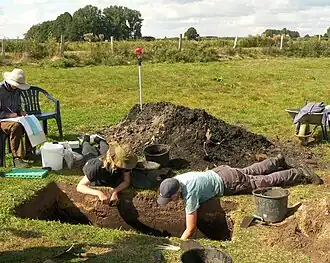Arbeiten an einem Grabungsschnitt