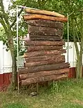 Fertig konservierte Hölzer, ausgestellt beim Römischen Marschlager von Wilkenburg