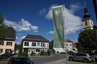 Das Ortszentrum von Mooskirchen mit dem Gemeindeamt und der Pfarrkirche.