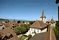 Kirche mit Vorplatz, links der Turmhelm des Berntors, dahinter der Murtensee