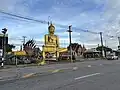 Highway 12 vor dem Tempel Wat Sopharam im Landkreis Si Samrong, Provinz Sukhothai. Sie heißt hier Straße Chrot Withi Thong.