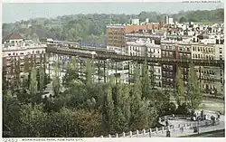 Bahnhof 110th Street der Hochbahn IRT Ninth Avenue Line, im Vordergrund der Morningside Park. Postkarte von 1908.