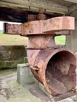 Scotch-Turbine wie sie für den Antrieb der Windwerke der schiefen Rampen benutzt wurde. Der Wassereintritt erfolgte von unten durch das große Rohr.