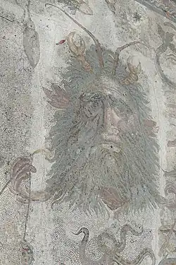 Mosaik eines männlichen Kopfes mit wirrem Haar