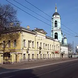 Nr. 55 und Glockenturm der Sergius-Kirche