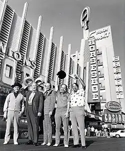 Johnny Moss, Chris Wills, Thomas Preston, Jack Binion, und Walter Pearson außerhalb des Horseshoe bei der 1974 World Series of Poker