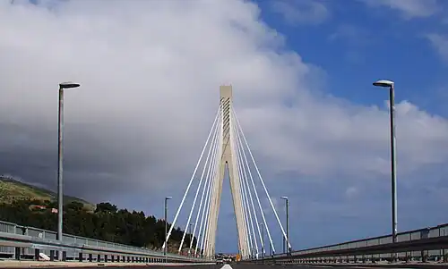 Der Pylon (Oberkante in 141,5&nbsp;m Höhe) mit den Schrägseilen aus Fahrbahn-Perspektive