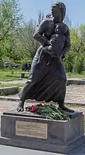 Mutter, die aus der Asche aufersteht, Gedenkstatue (2002)