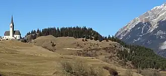 Die Motta Vallac mit der Kirche von Salouf