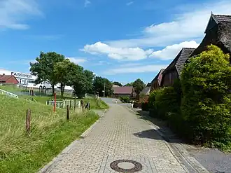 Schifferhäuser und eine Halle der Fassmer-Werft (Stammsitz in Motzen) in Berne-Bardenfleth